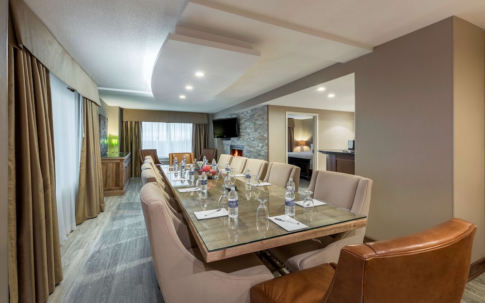 Suite with King Bed & Boardroom - Photo 8