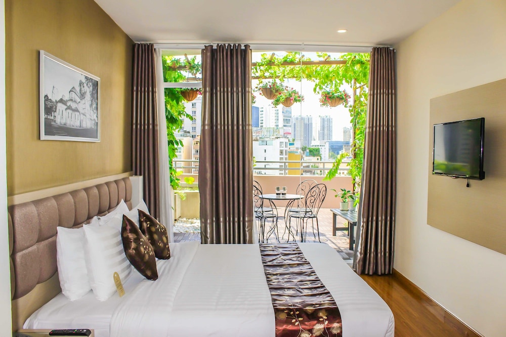 Signature Double Room, 1 Queen Bed, City View photo 2