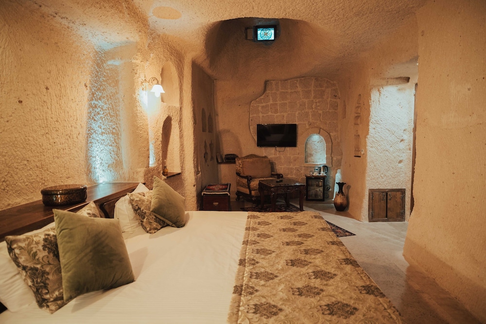 Queen Cave Suite with Stone Bathtub - Photo 32