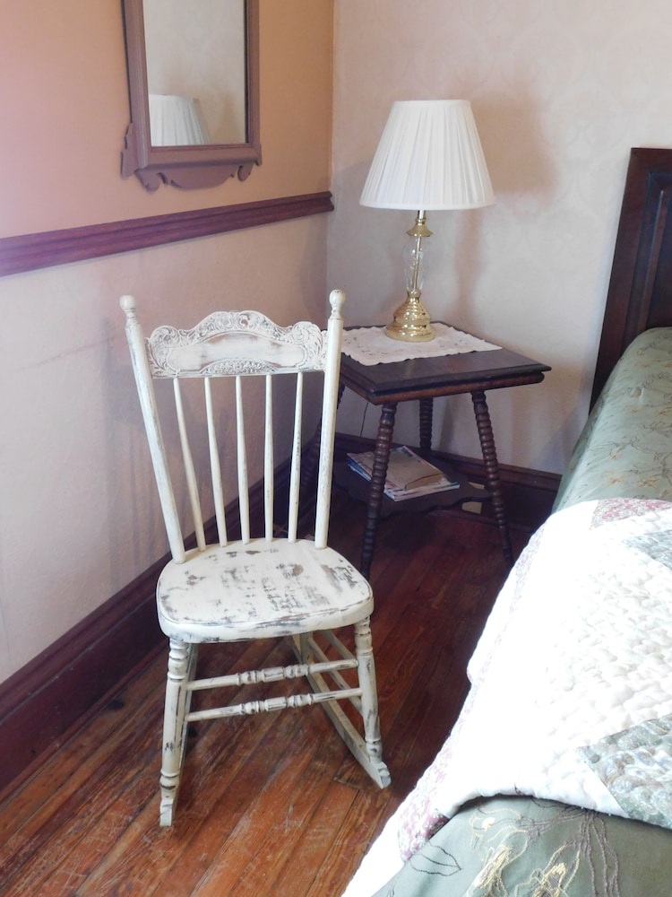 Standard Room, 1 Queen Bed, Non Smoking (Victoria's Room) photo 2