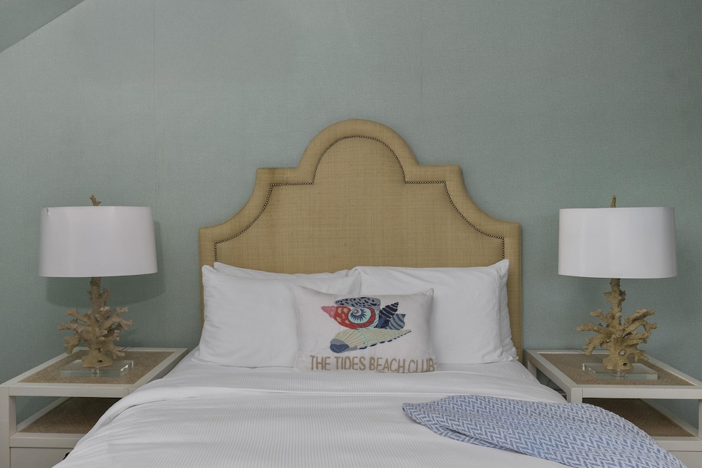 Room, 1 Queen Bed, Oceanfront photo 3