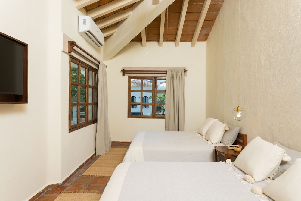 Superior Room, 2 Queen Beds - Photo 9