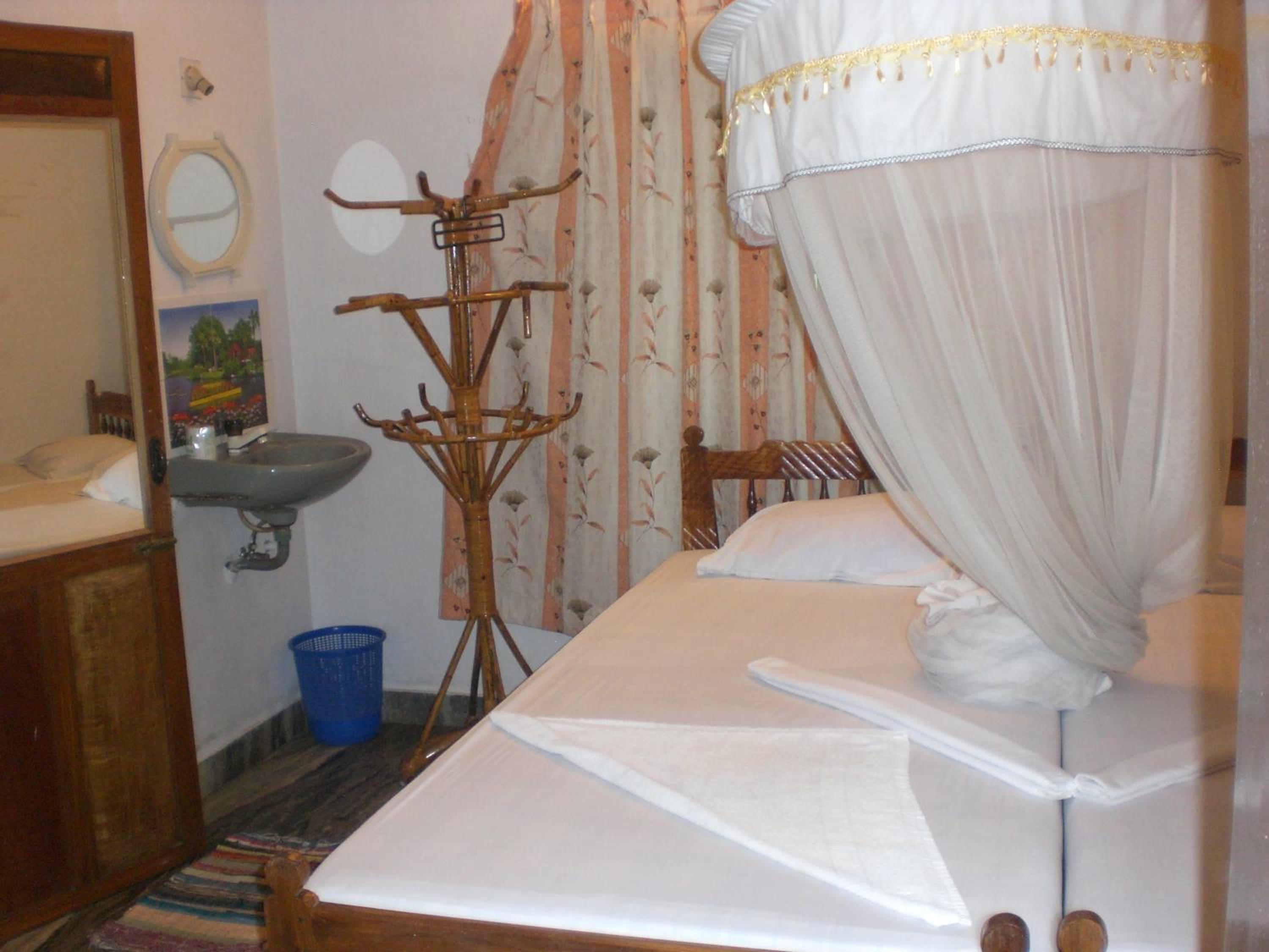 Standard Twin Room with Fan photo 2
