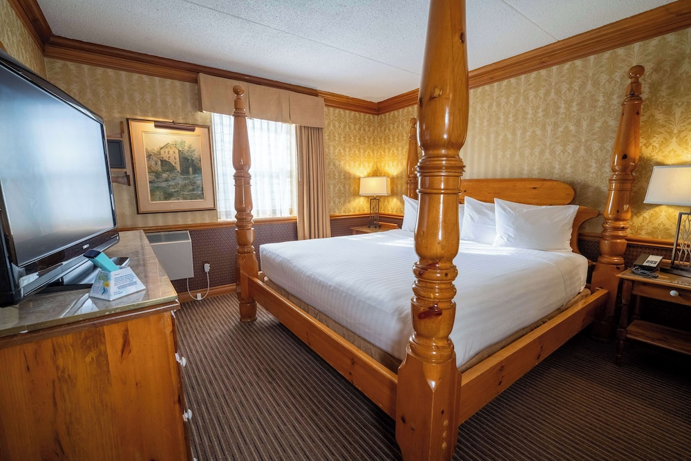 Fireside Whirlpool Suite, 1 King Bed, Non Smoking, Jetted Tub, Fireplace - Photo 3
