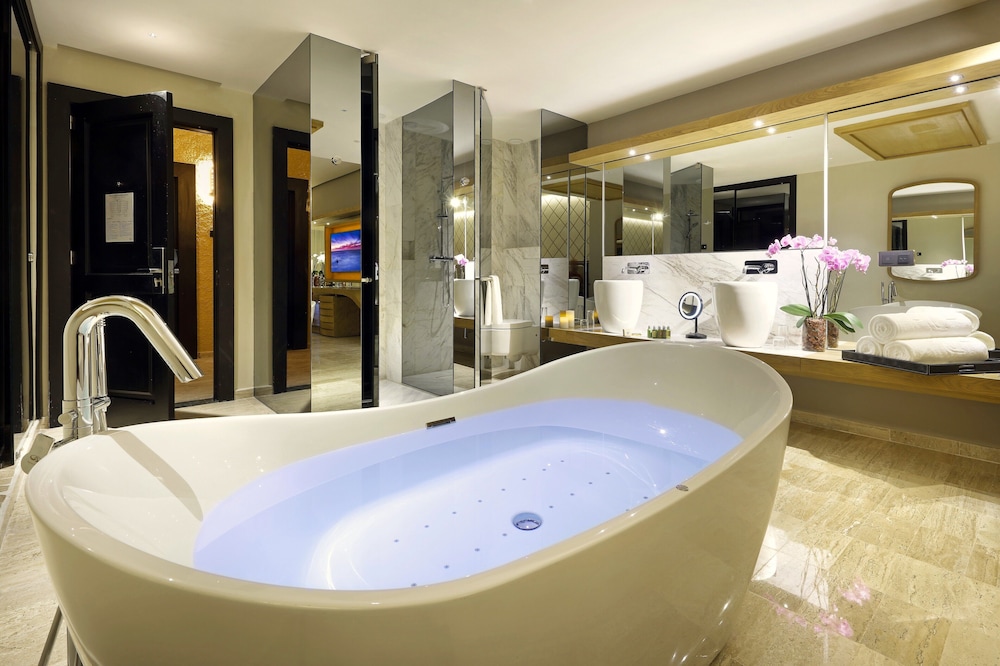 Junior Suite Poolside thumbnail 5