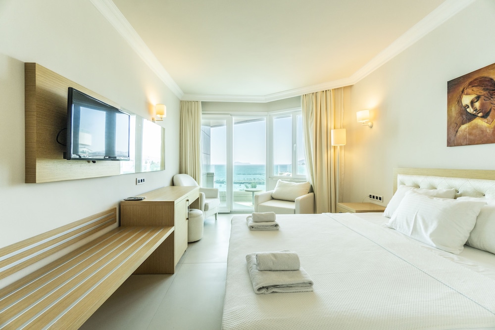 Comfort Room, Balcony, Sea View photo 1