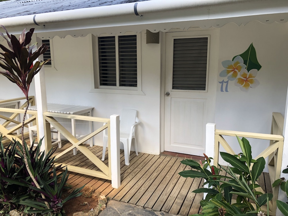 Classic Room, 1 Queen Bed, Pool View (no A/C) photo 2