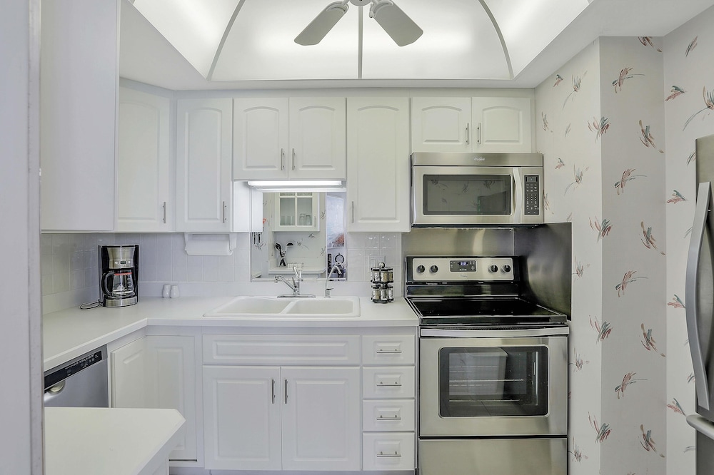 Condo, Multiple Beds (Cozy beachfront condo with pool and t)