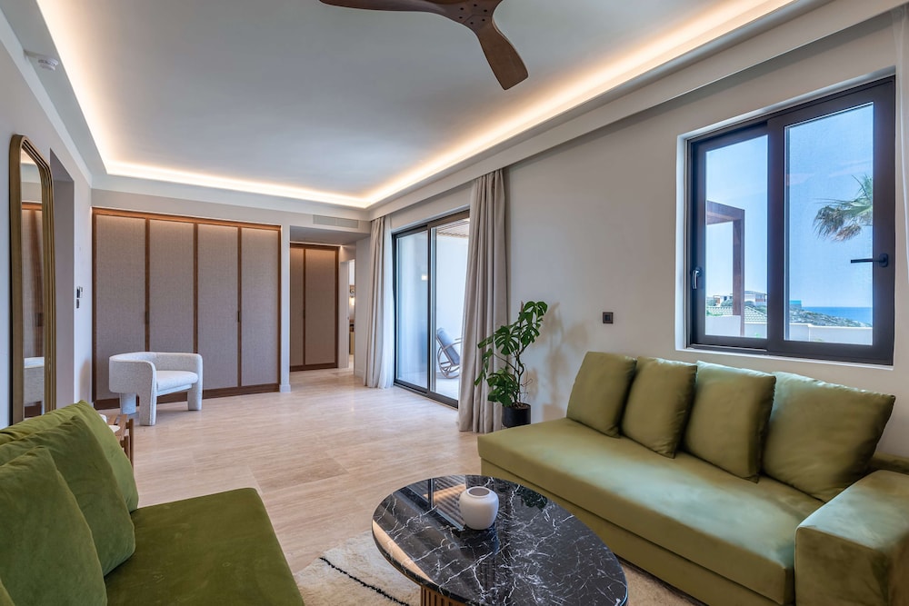 Deluxe Suite, 1 King Bed, Sea View