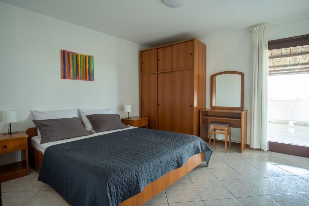 Apartment, 2 Bedrooms (325/749)