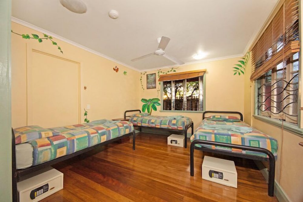 Deluxe Shared Dormitory, Mixed Dorm (3 Bed) photo 1