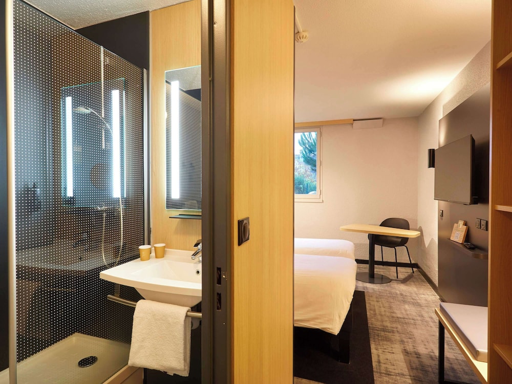 Standard Room, 2 Twin Beds - Photo 8