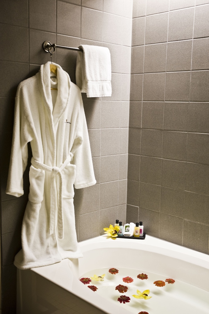 Deluxe King Room - Photo 5