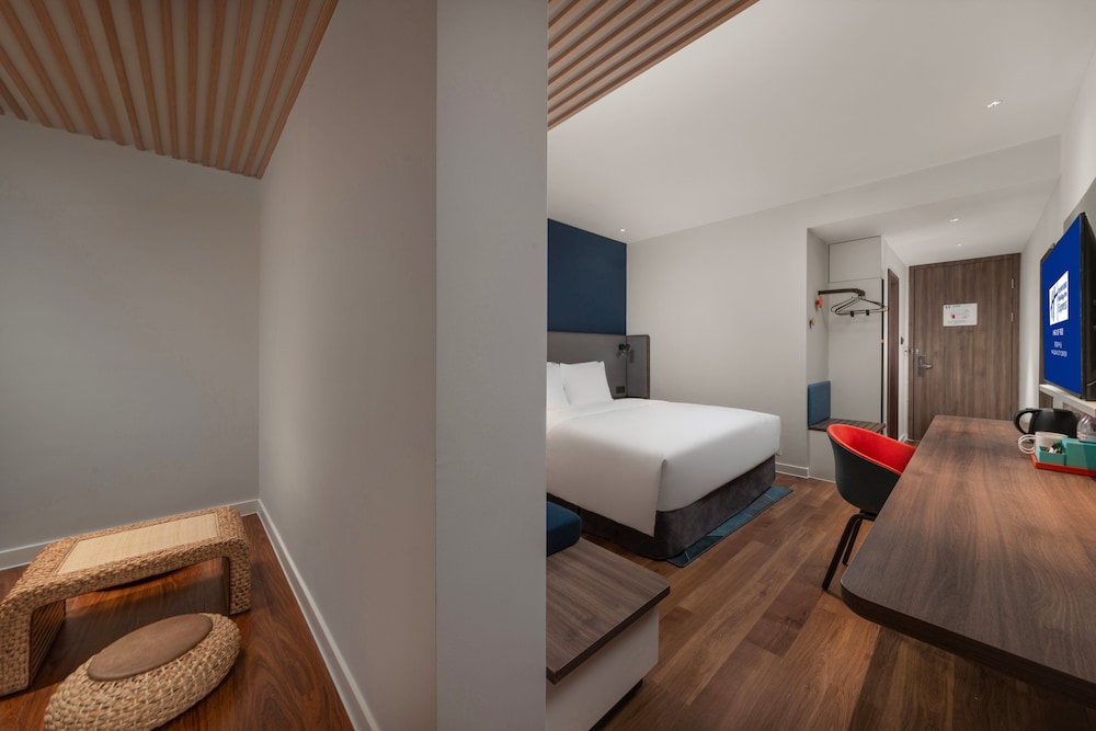 Standard Room, 1 King Bed - Photo 4