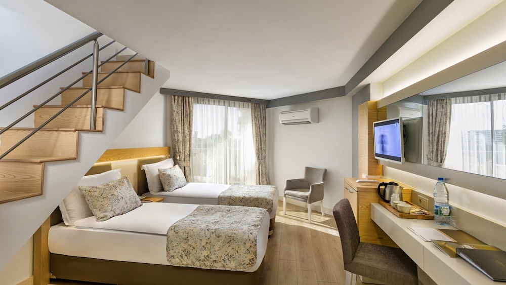 Quadruple Room, Balcony photo 1