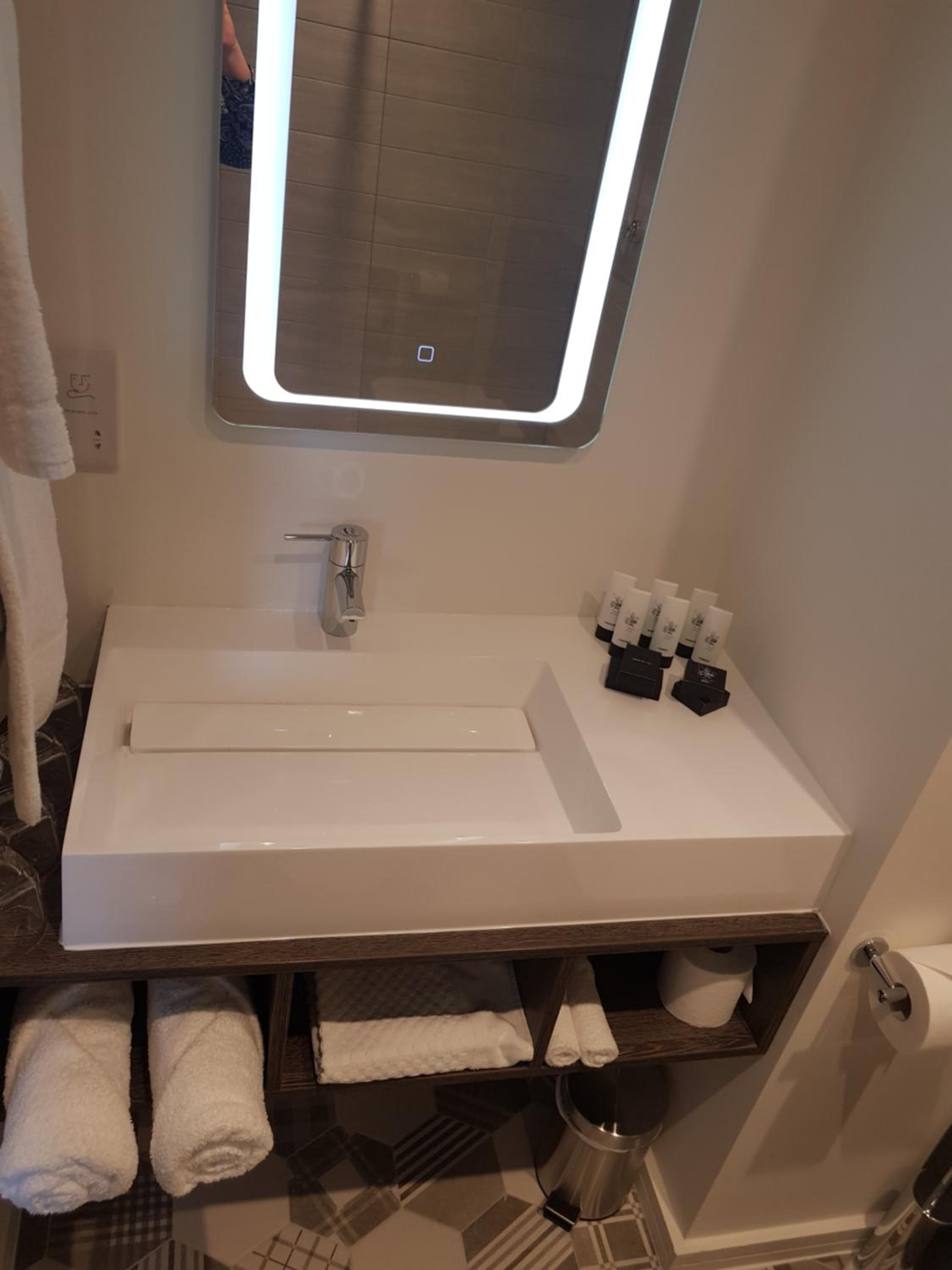 Deluxe King Room - Photo 4