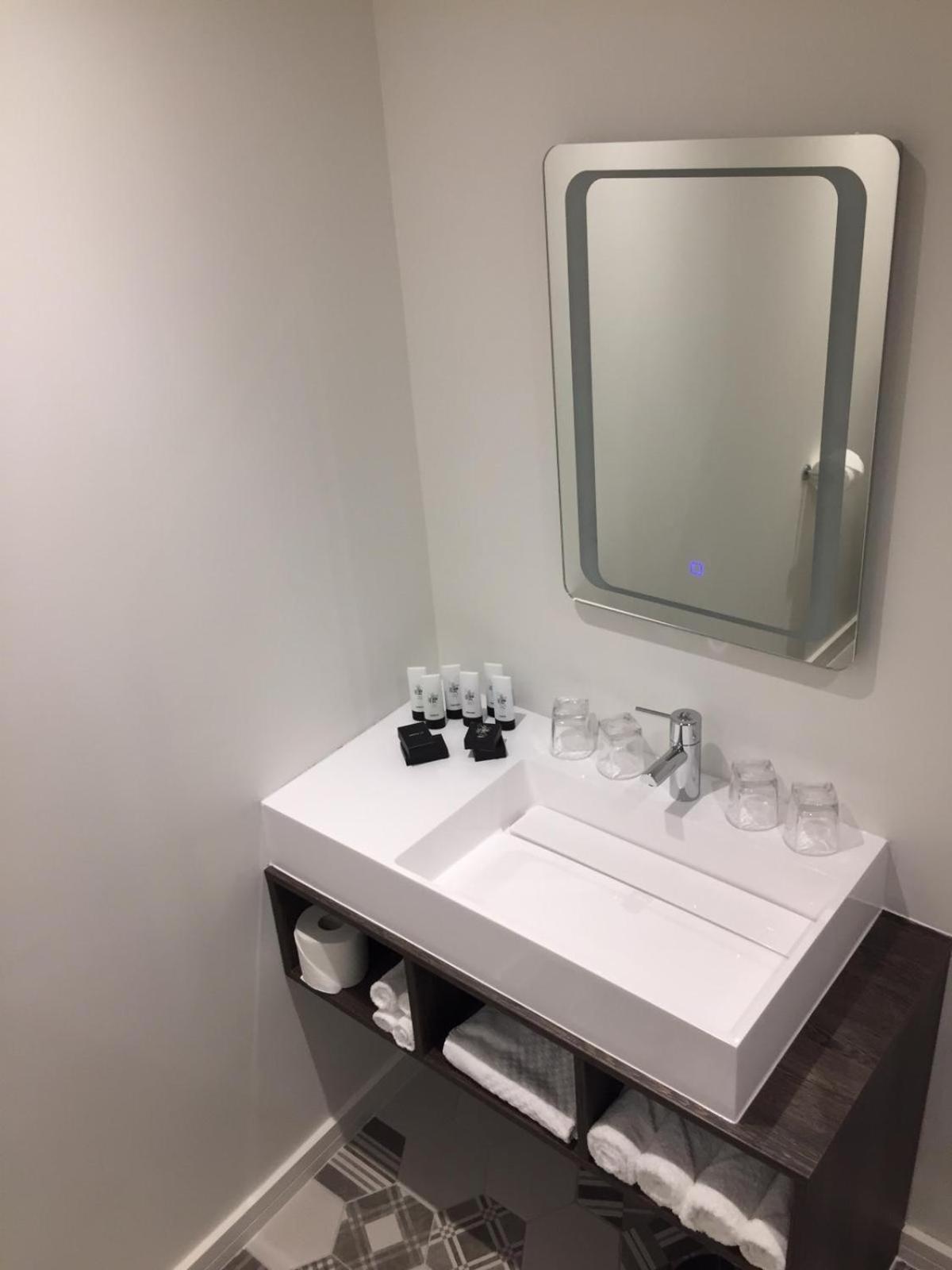 Deluxe King Room - Photo 2