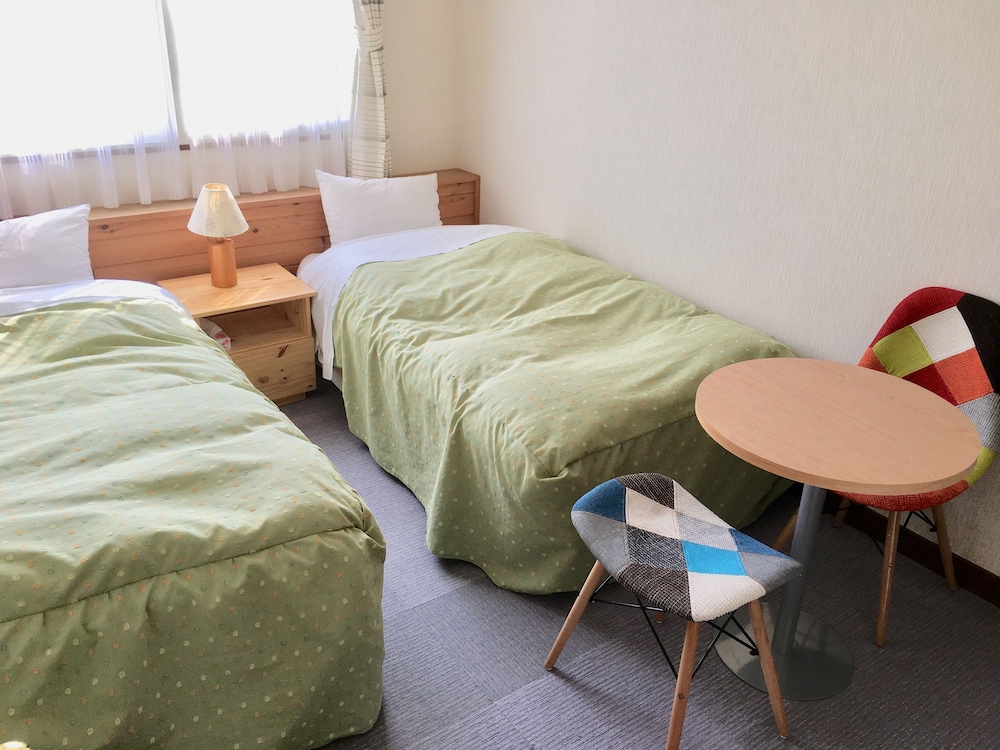 Basic Twin Room, 2 Twin Beds, Non Smoking, Shared Bathroom photo 1