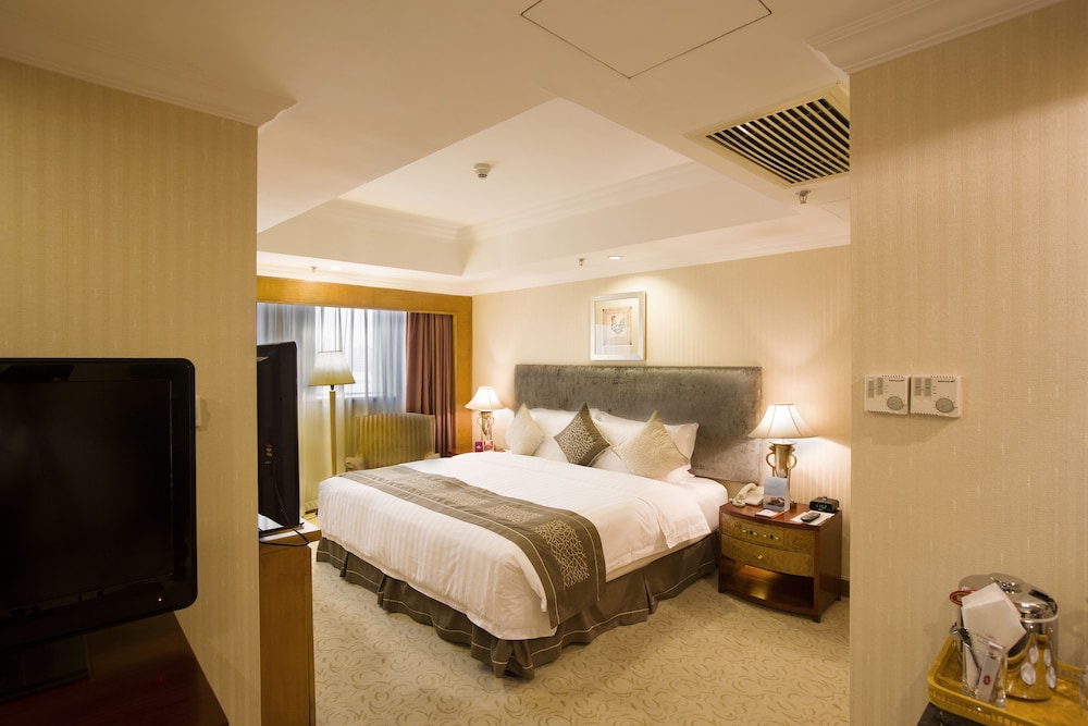 Premium Room, 1 King Bed - Photo 2
