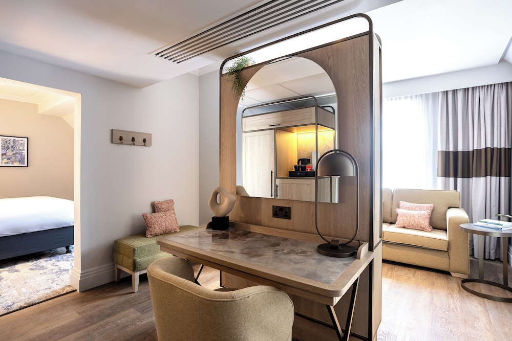Newly Refurbished Suite - Photo 6