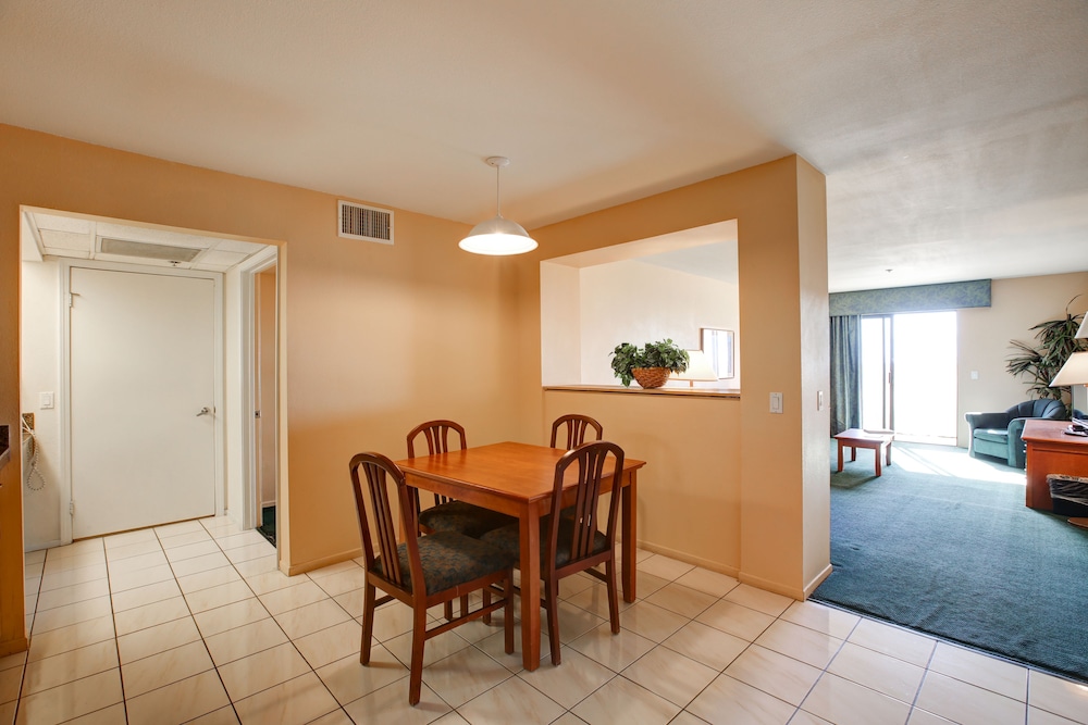 Suite, Multiple Beds, Kitchenette, Mountain View - Photo 3