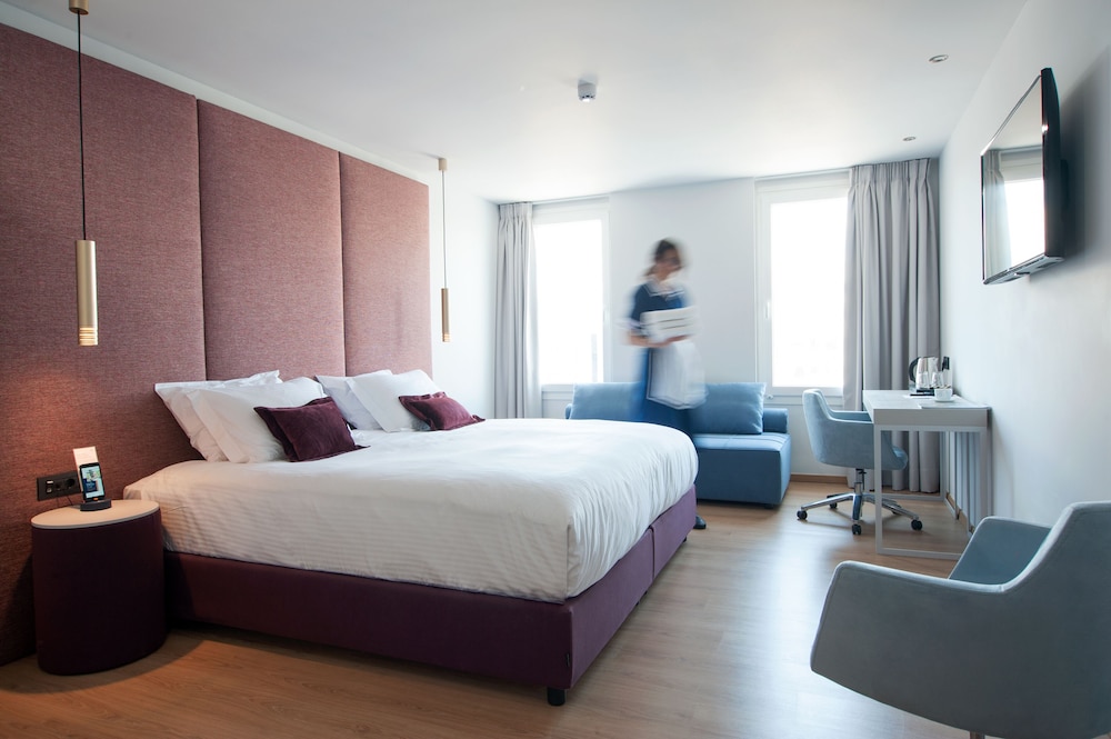 Deluxe Double or Twin Room thumbnail 6