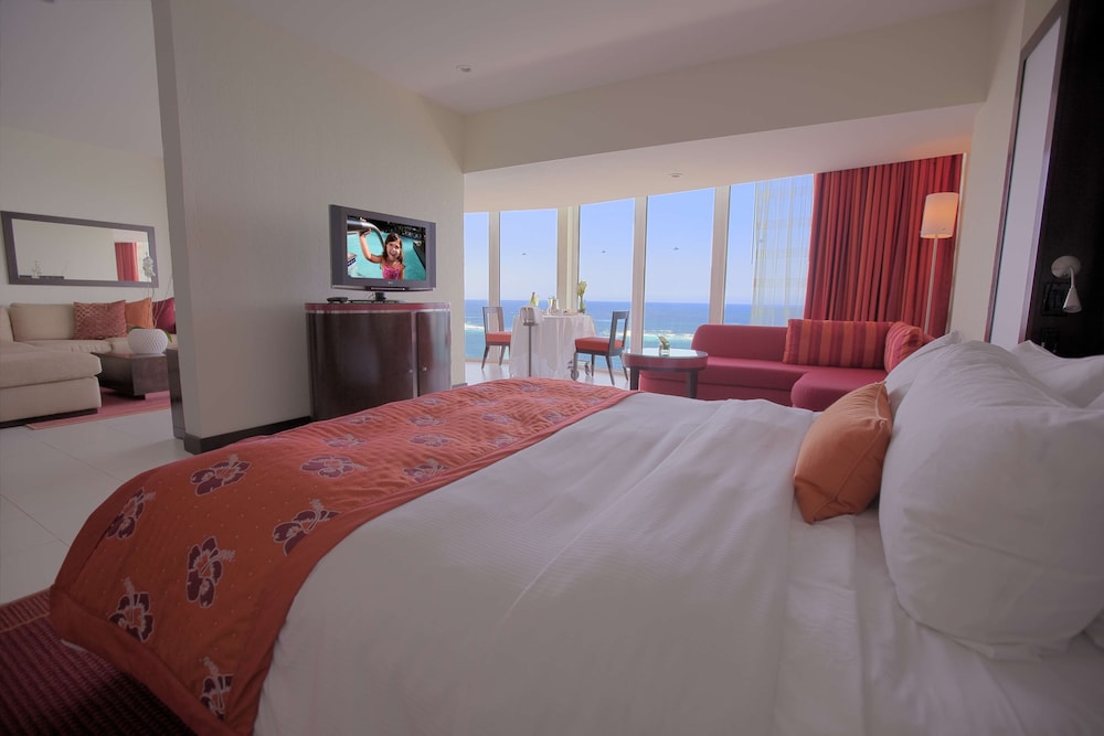 Deluxe Suite, 1 King Bed, Oceanfront - Photo 2