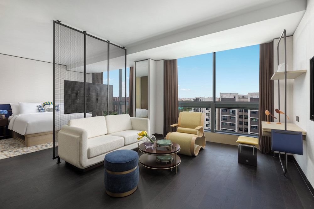 Suite, 1 King Bed (Kitchen Area)