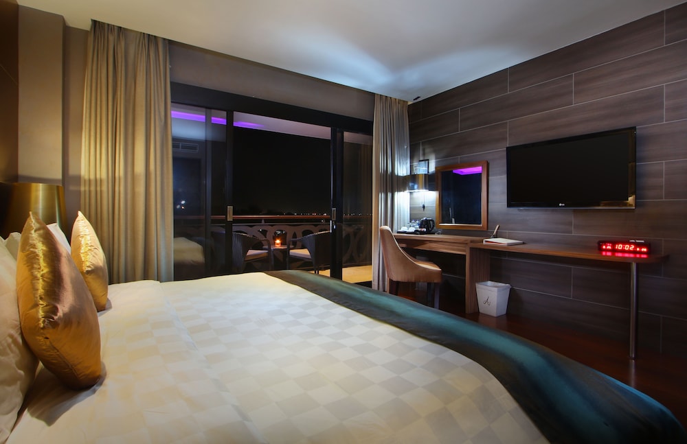 Executive Room Only photo 2