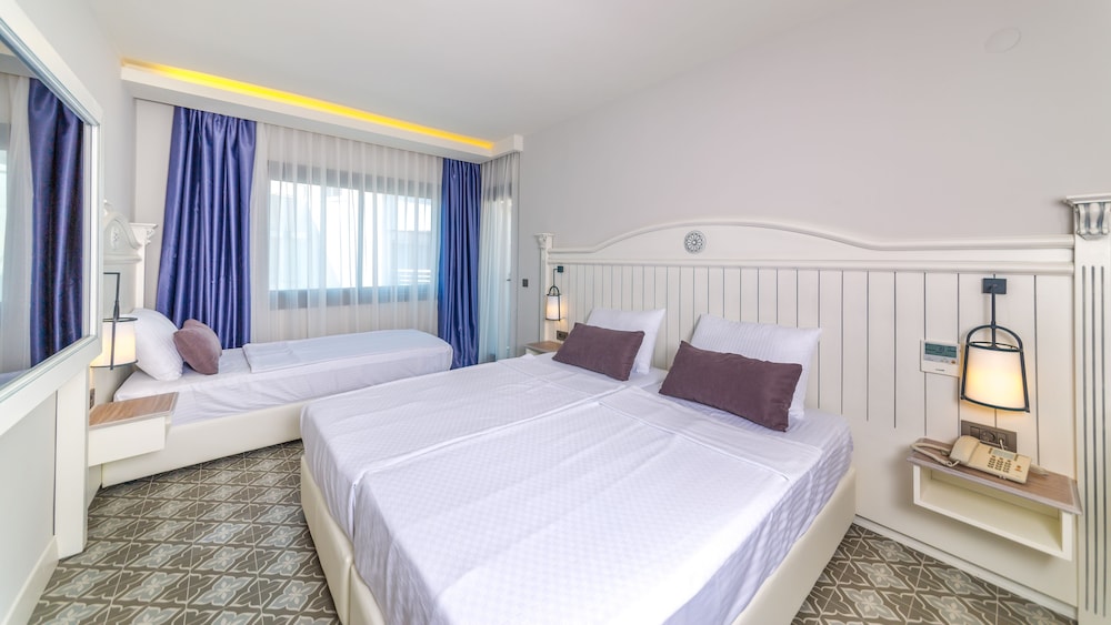 Quarto Triplo Standard, Múltiplas Camas, Vista Parcial para o Mar