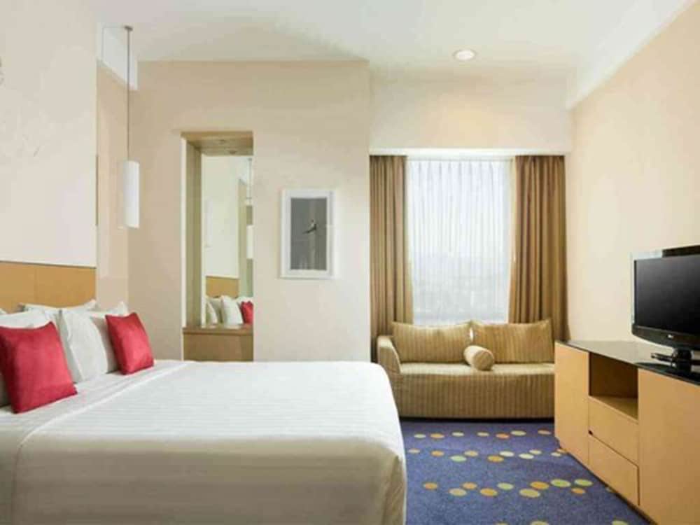Junior Suite, 1 King Bed - Photo 1