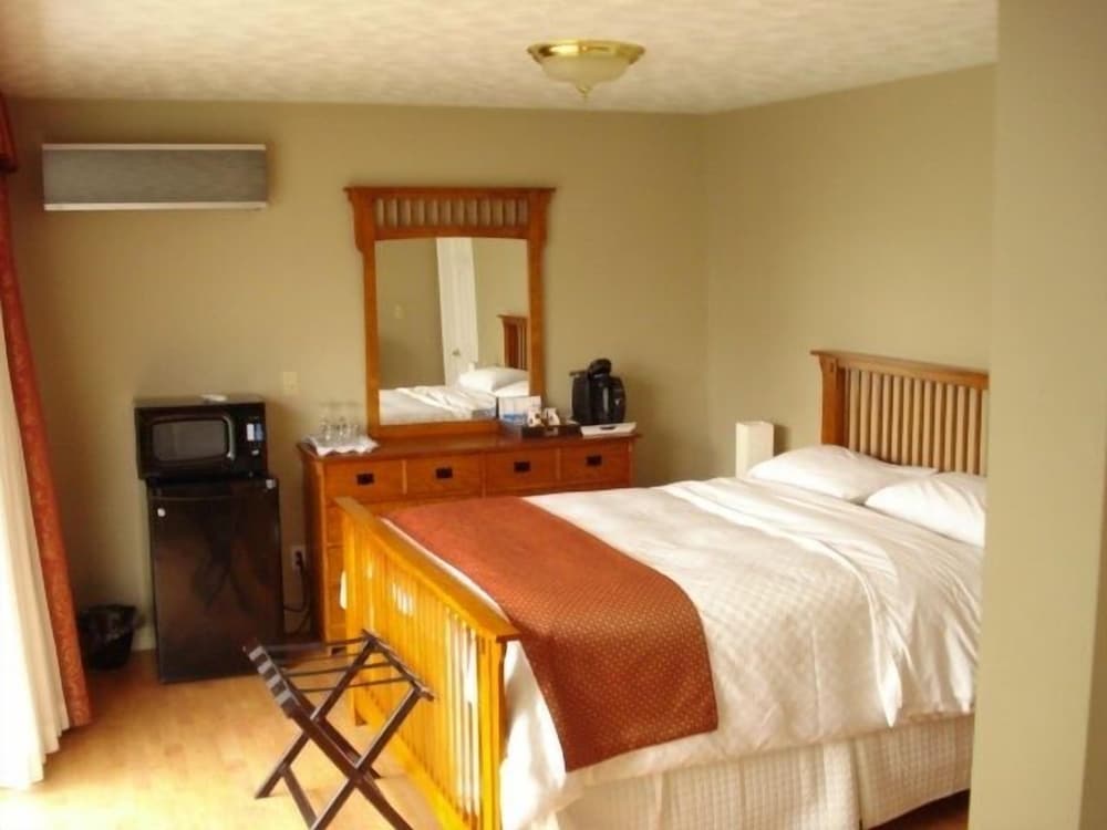 Atrium Suite, 1 Queen Bed and 1 Sofa Bed, Jetted Tub