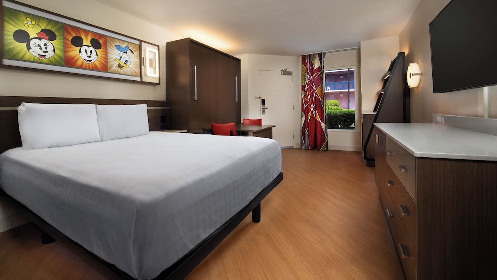 Preferred Room. Hearing accessible - visual alarms and notifications. 1 queen bed and 1 queen sleepe - Photo 2