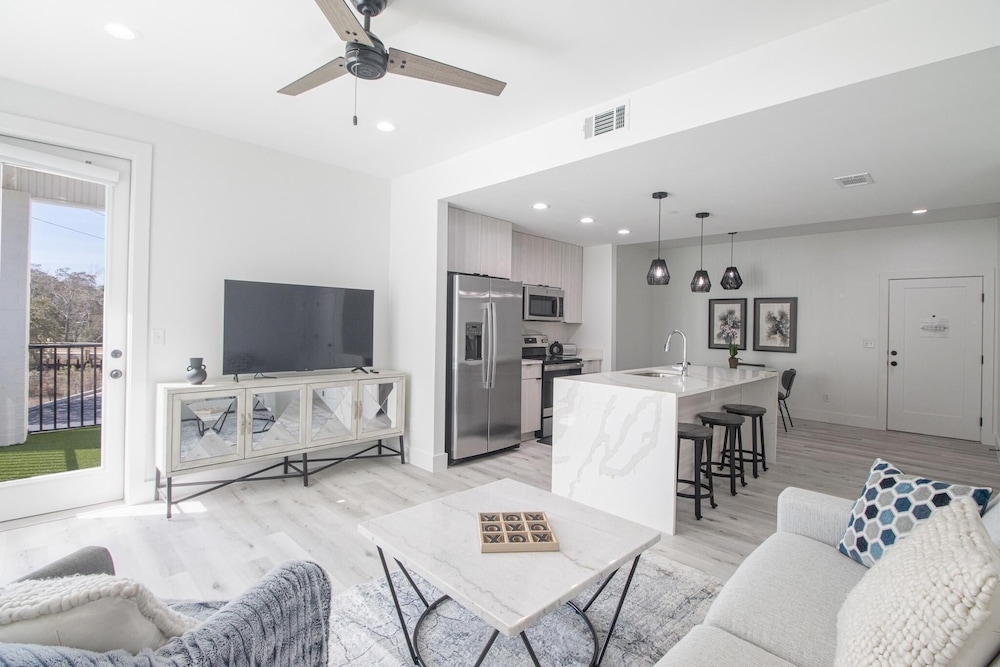 Luxury Condo, 1 King Bed with Sofa bed, Pool Access