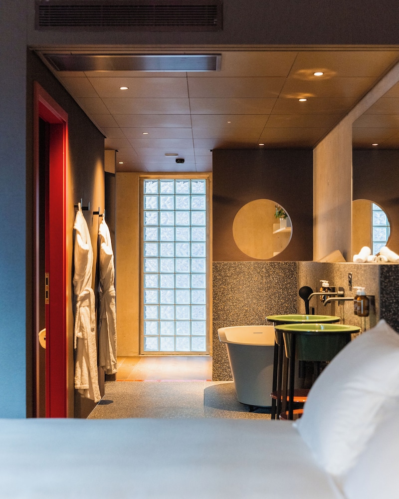 1100 hL Suite with Bathtub