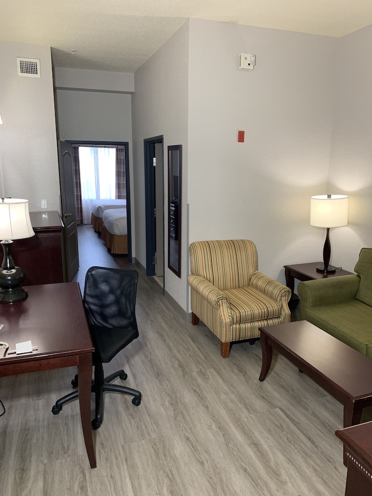Suite, Multiple Beds, Non Smoking (2 Queenbed) - Photo 2