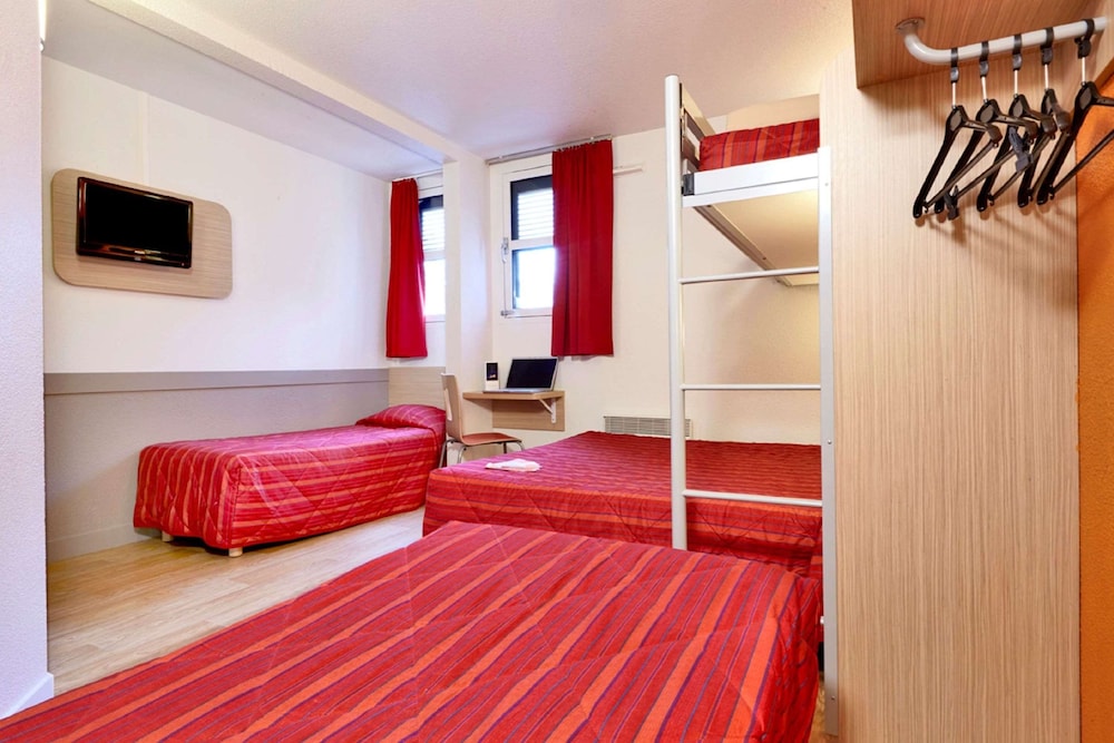 Standard Room, 3 Twin Beds photo 3