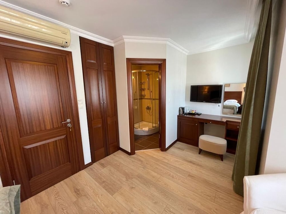 City Room photo 3