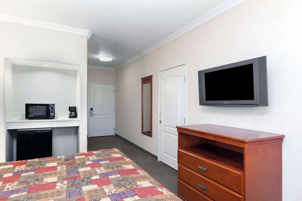 Room, 1 King Bed, Mobility Accessible, Non Smoking (Bathtub with Grab Bars) - Photo 1
