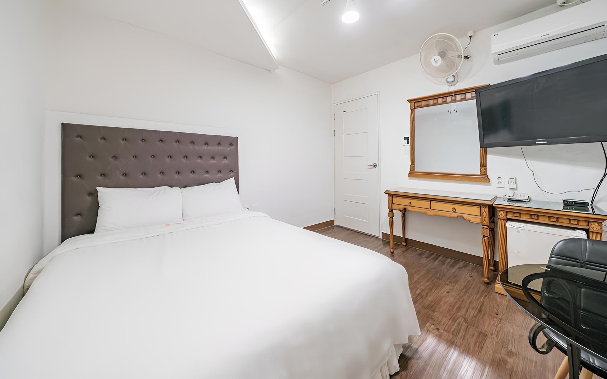 Room (Standard Room) - Photo 2