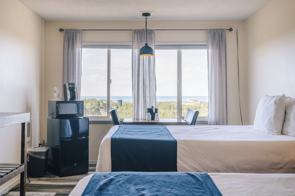 Standard Room, 2 Queen Beds, Partial Ocean View (4th Floor) photo 1
