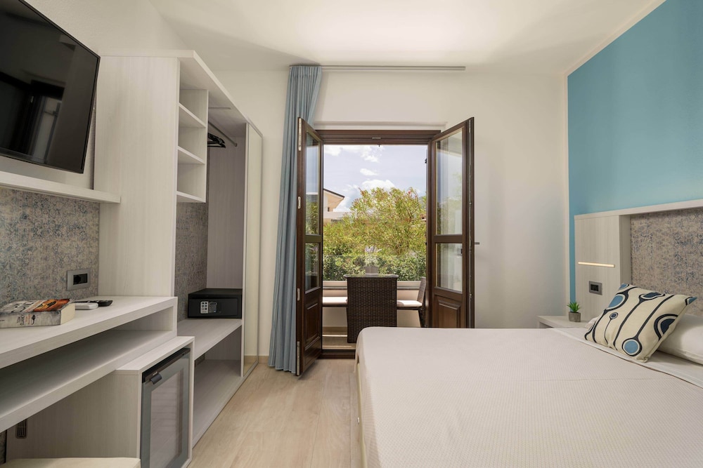 Comfort Room, Balcony, Partial Sea View - Photo 3