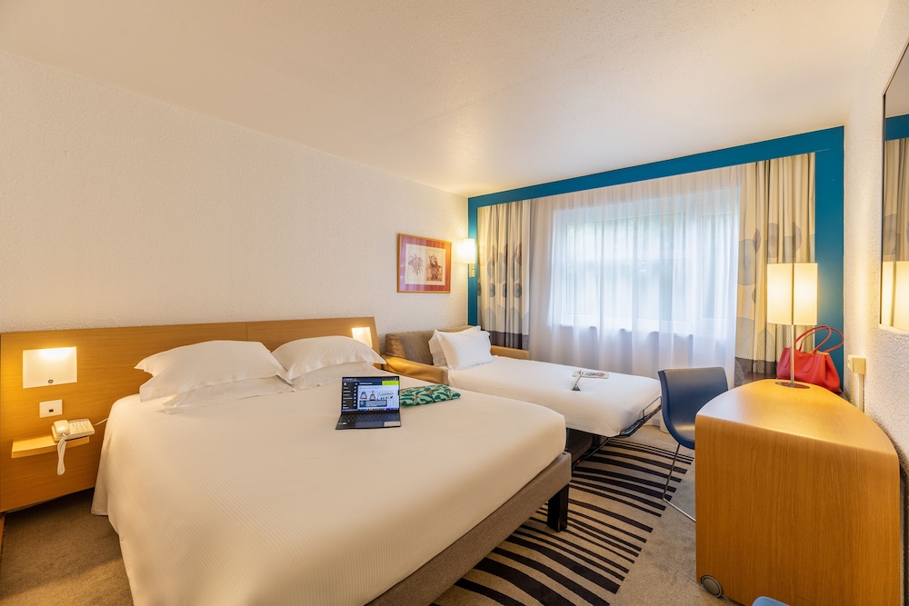 Standard Room, 1 Queen Bed with Sofa bed, Non Smoking photo 2