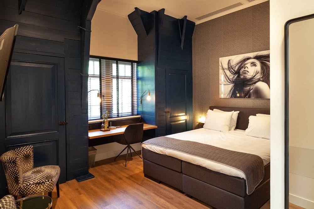 Deluxe Room, 1 Queen Bed photo 2