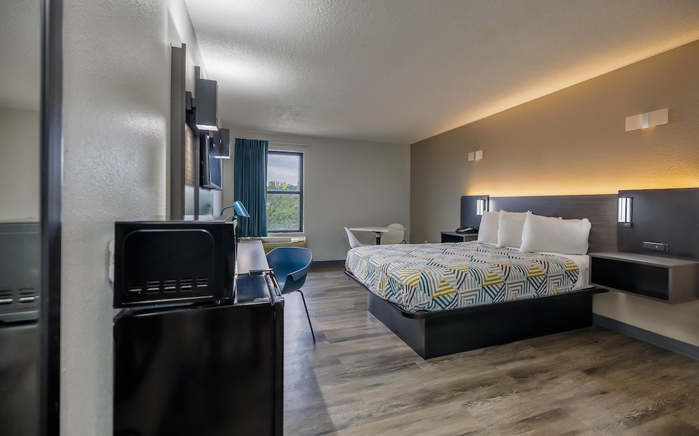 Deluxe Room, 1 Queen Bed, Non Smoking, Refrigerator & Microwave - Photo 1