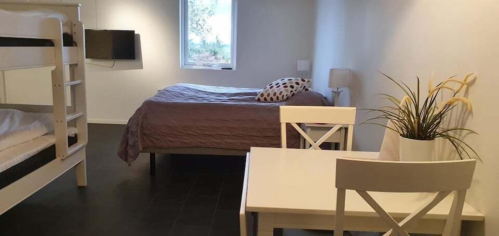 Basic Quadruple Room photo 2