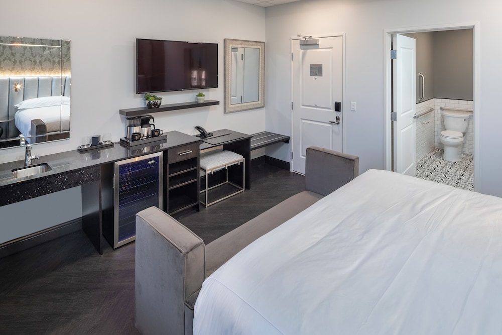 Standard Room, 1 King Bed, City View (Silver King Accessible with Roll In S)