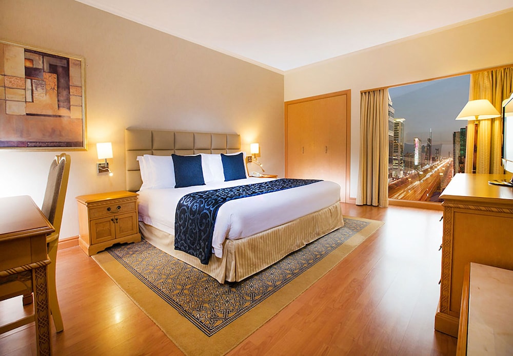 Deluxe Room (with Sheikh Zayed Road View) photo 3