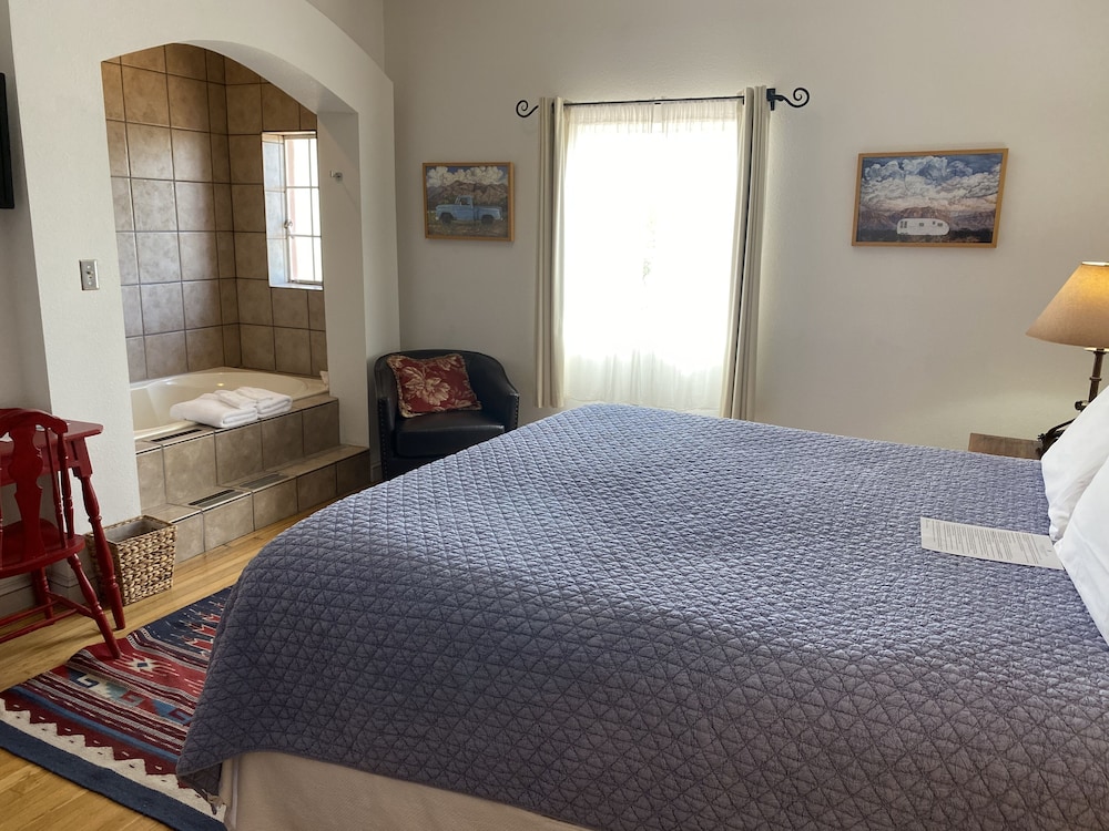 Deluxe Room, 1 King Bed, Courtyard View photo 3