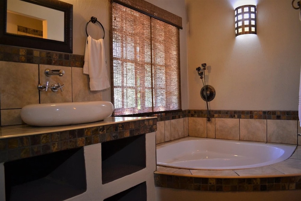 Standard Suite, 1 Double Bed, Garden View, Garden Area photo 3